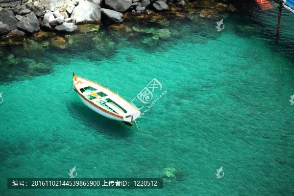 船在水上