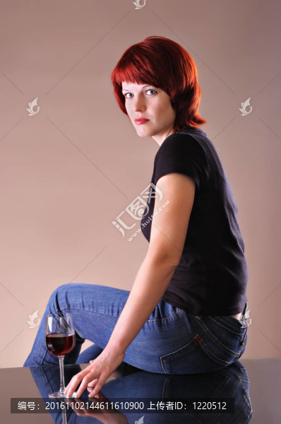 女孩C紅葡萄酒杯
