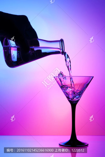 從瓶內(nèi)澆一杯雞尾酒