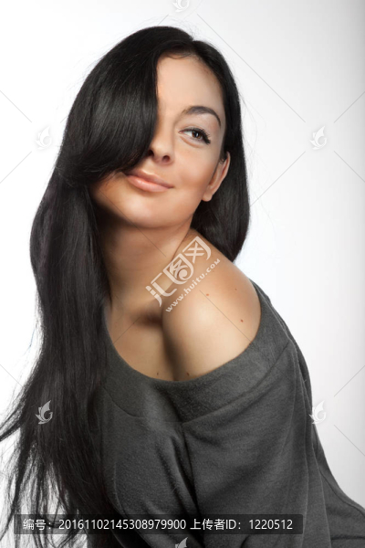 白色迷人的年輕女人的肖像