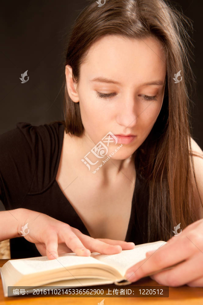 漂亮的年輕女人讀一本書