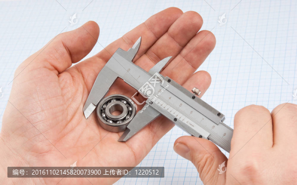 軸承在手的卡尺