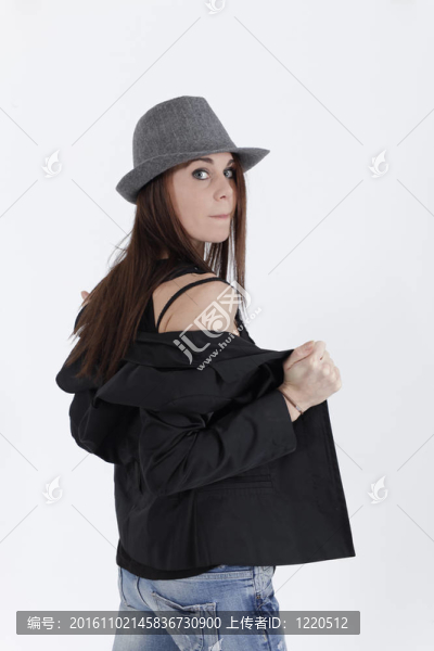 工作室里的年輕女人