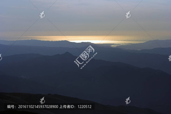 日落時的山層和海