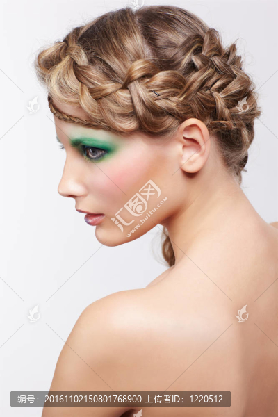 有創(chuàng)意的發(fā)型的女人