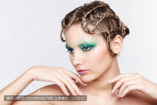 有創(chuàng)意的發(fā)型的女人