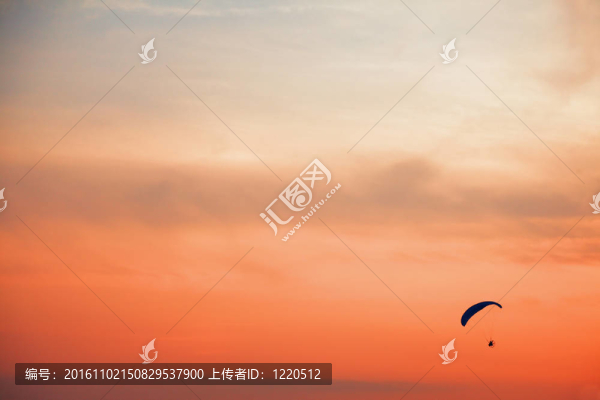 滑翔傘的天空上自由的感覺