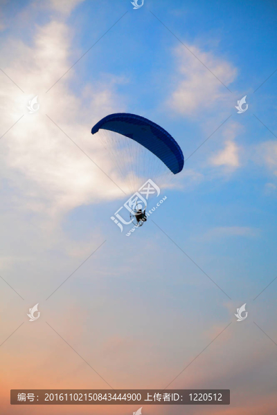 滑翔傘的天空上自由的感覺