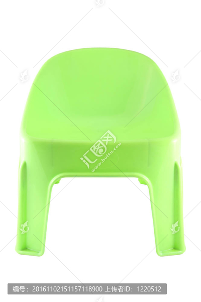 白色背景上的塑料短綠色椅子。