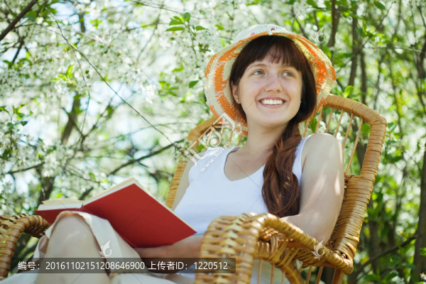 在開花的花園里放松的女人
