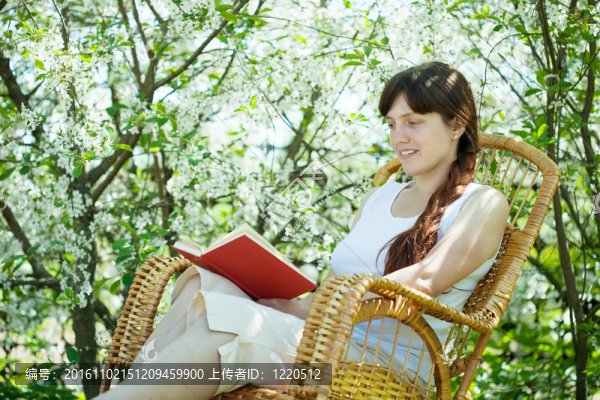 少女在春天開花的花園