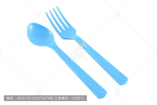 平行藍(lán)色塑料勺和叉子在白色背景。