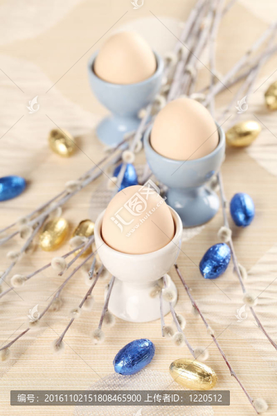 在白色和藍(lán)色eggcups雞蛋