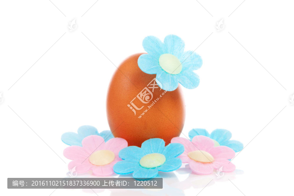 一個(gè)雞蛋，粉紅色和藍(lán)色的花