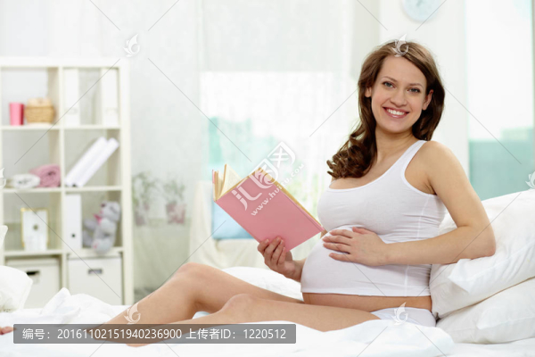 拿著書的女人