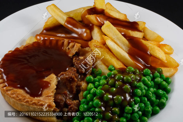 關(guān)閉牛排餡餅和薯條豌豆和肉汁。