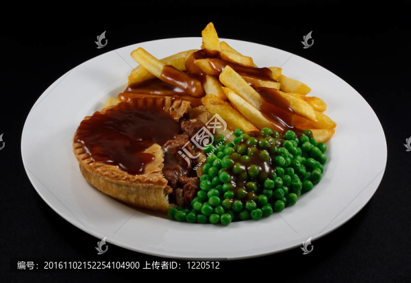 關(guān)閉牛排餡餅和薯條豌豆和肉汁。