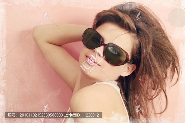 古代眼鏡里的女孩