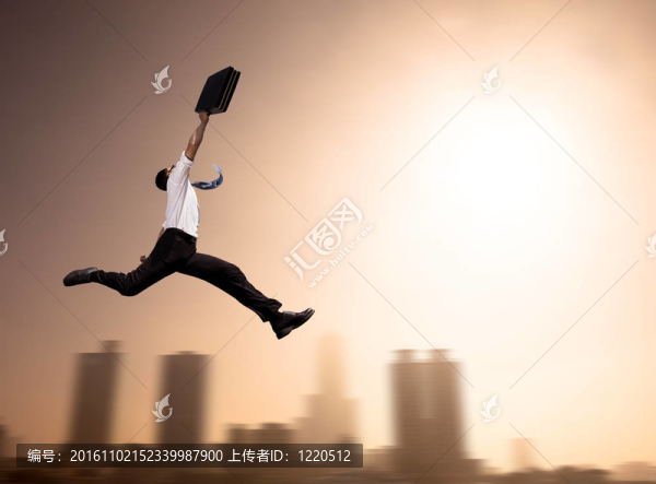 與城市景觀的背景在早晨跑步興奮的商人