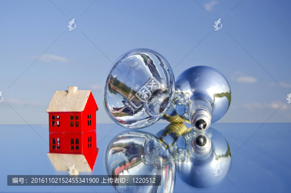 鏡子上的兩盞燈和房子符號