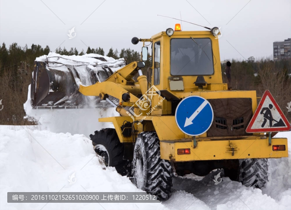 拖拉機(jī)從路上清除積雪.