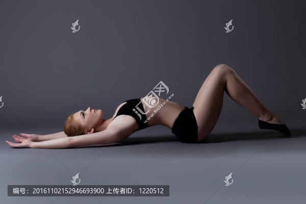 在黑色的背景下青年女孩