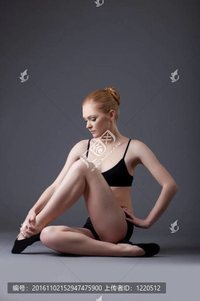 美體操女孩在黑色的放松