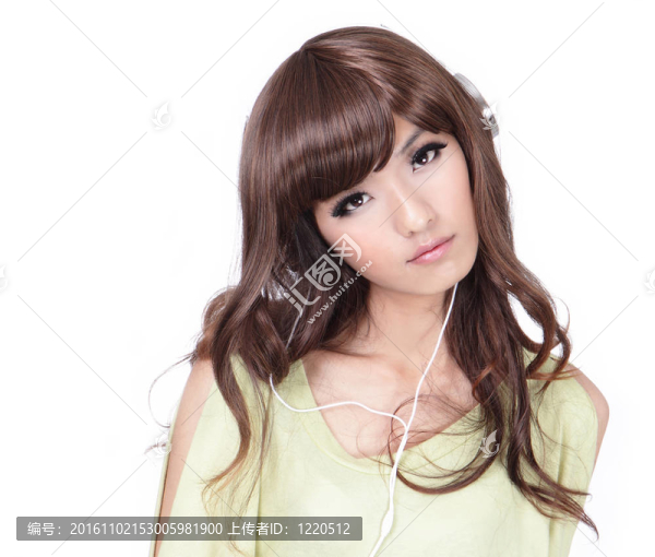 年輕美麗的酷女人聽(tīng)音樂(lè)