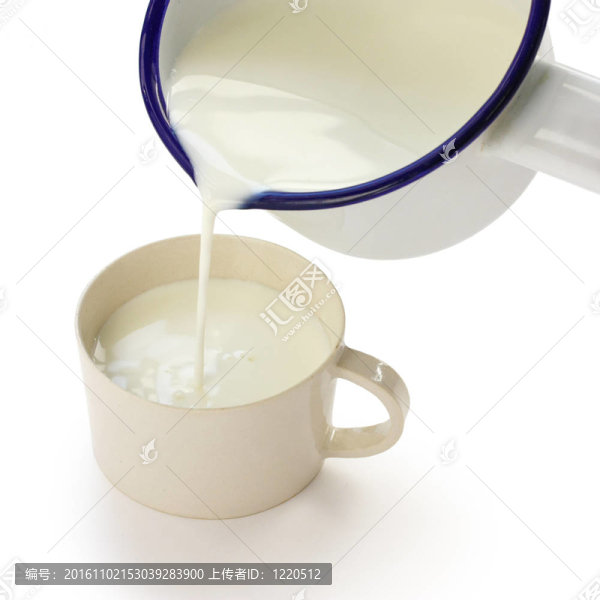 把牛奶倒進(jìn)杯子