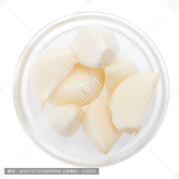 白色背景玻璃板上的大蒜。