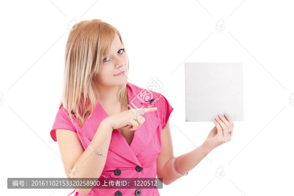年輕女子指著手中的空白卡