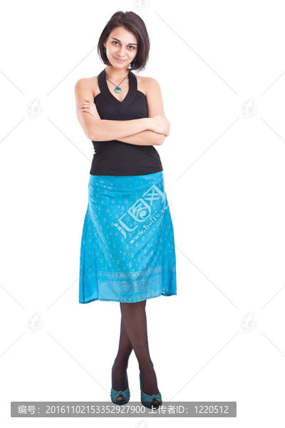 一個(gè)微笑的年輕女性的全長(zhǎng)