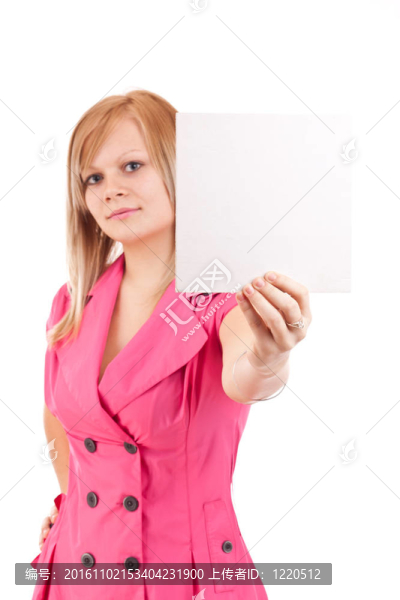 年輕女子指著手中的空白卡