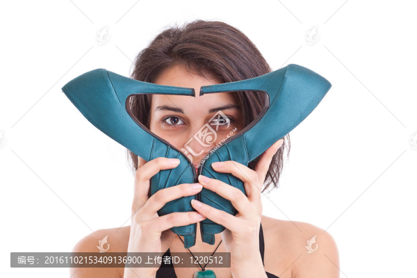 穿著藍色鞋子的女人