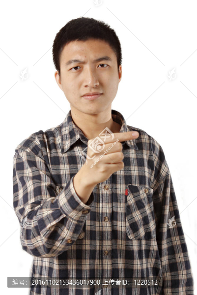隨便的年輕人指著左邊