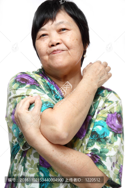 高級(jí)女子做一系列熱身操