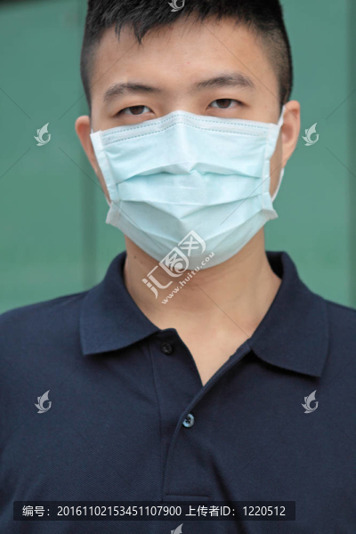 男子戴面具戶外