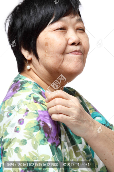 年長(zhǎng)的女人抱著她疼痛的背部