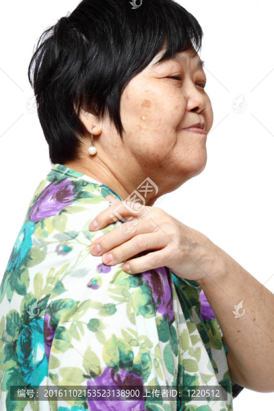 年長(zhǎng)的女人抱著她疼痛的背部