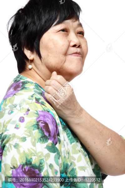 年長(zhǎng)的女人抱著她疼痛的背部