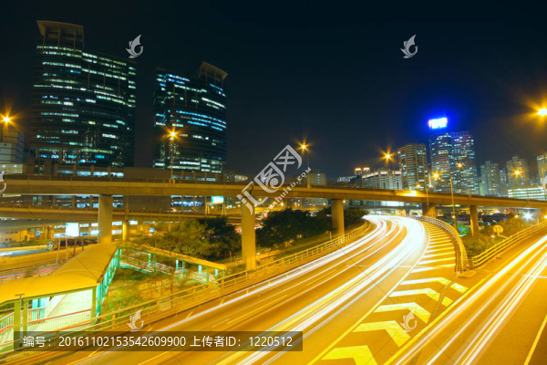 夜間車輛在高速公路上留下的痕跡
