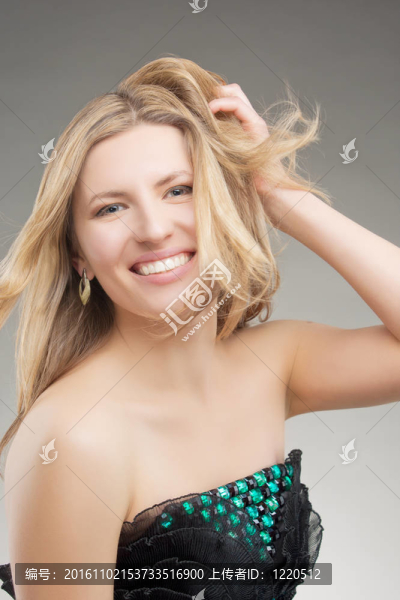 靈感微笑白人金發(fā)女孩與手觸摸頭發(fā)