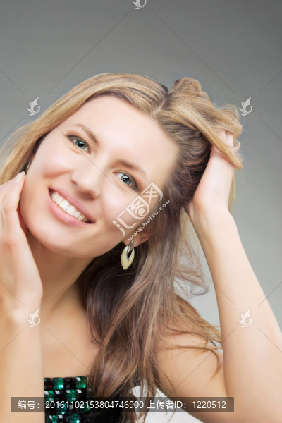 靈感微笑白人金發(fā)女孩與手觸摸頭發(fā)