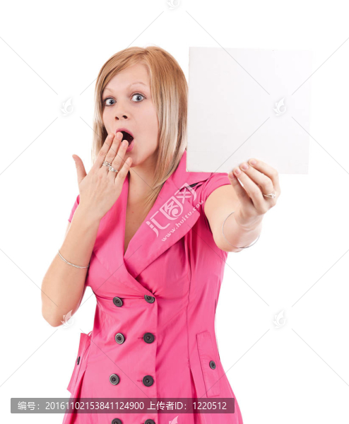 年輕女子指著手中的空白卡