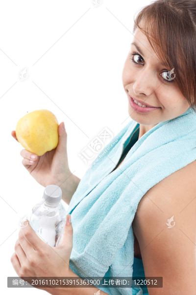 女孩拿著一瓶水和蘋果