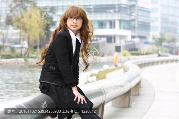 辦公室里一位年輕女商人的畫像