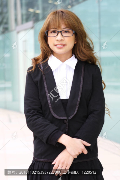 辦公室里一位年輕女商人的畫像