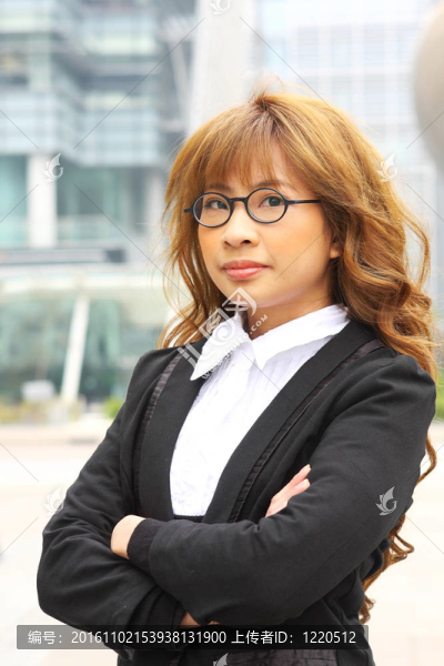 辦公室里一位年輕女商人的畫像