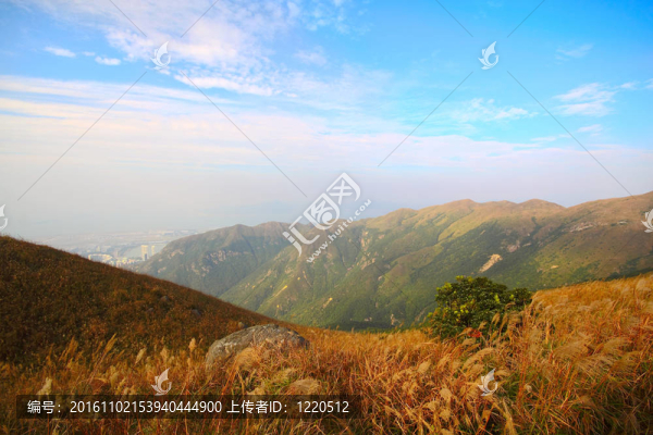 山與藍天