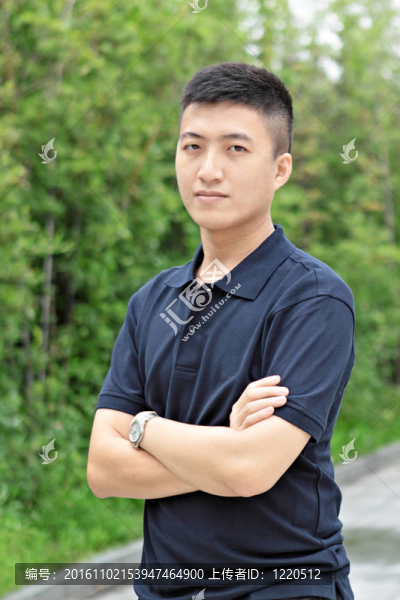 青年商人站與手交叉